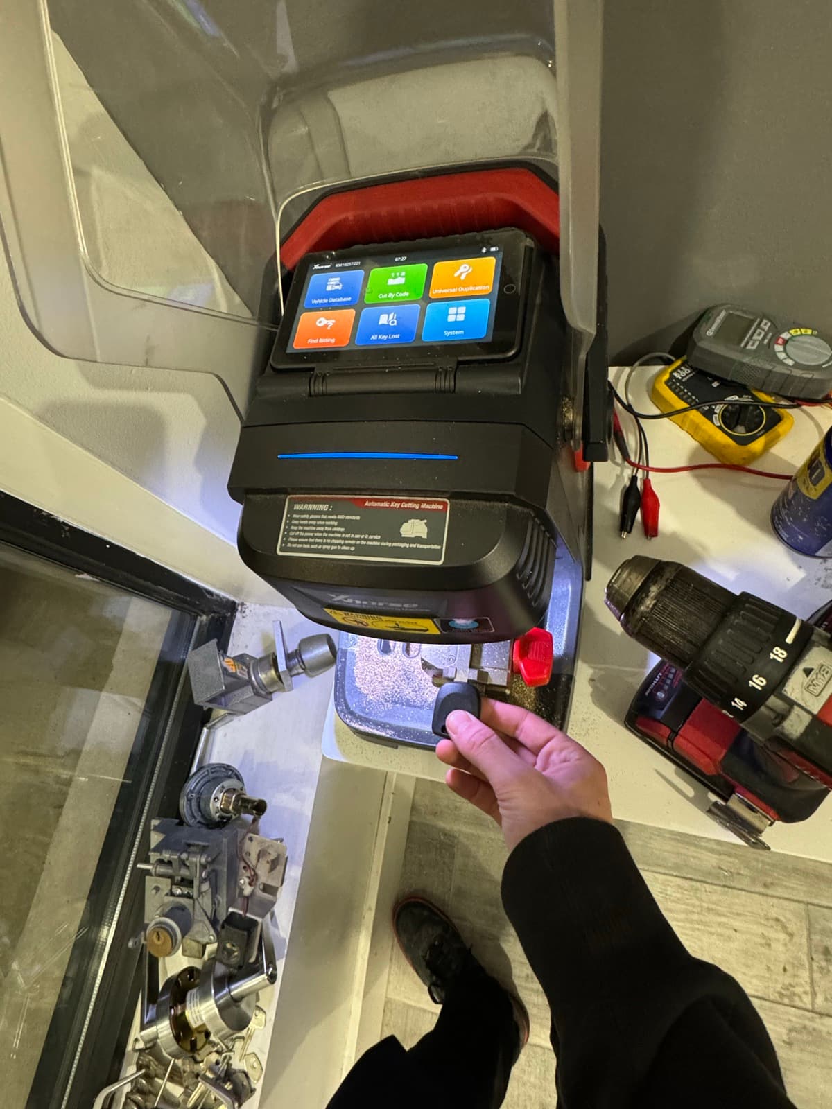 Xhorse automatic key-cutting machine cutting a key